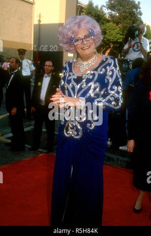 UNIVERSAL City, CA - 9 Marzo: comico Dame Edna Everage (Barry Humphries) assiste il xix annuale di People's Choice Awards il 9 marzo 1993 a Unversal Studios in città universale, California. Foto di Barry re/Alamy Stock Photo Foto Stock
