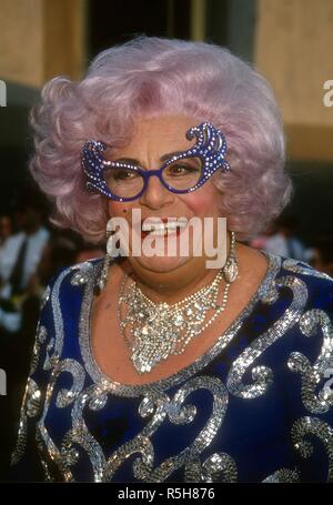 UNIVERSAL City, CA - 9 Marzo: comico Dame Edna Everage (Barry Humphries) assiste il xix annuale di People's Choice Awards il 9 marzo 1993 a Unversal Studios in città universale, California. Foto di Barry re/Alamy Stock Photo Foto Stock