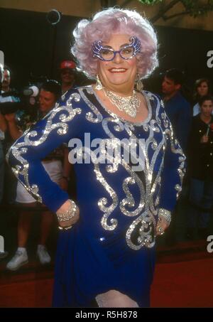 UNIVERSAL City, CA - 9 Marzo: comico Dame Edna Everage (Barry Humphries) assiste il xix annuale di People's Choice Awards il 9 marzo 1993 a Unversal Studios in città universale, California. Foto di Barry re/Alamy Stock Photo Foto Stock
