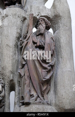 Saint Andrew statua sull'altare degli Apostoli in Wurzburg cattedrale dedicata a san Kilian, Baviera, Germania Foto Stock