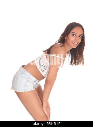 Donna in jeans corti flessione in avanti Foto Stock