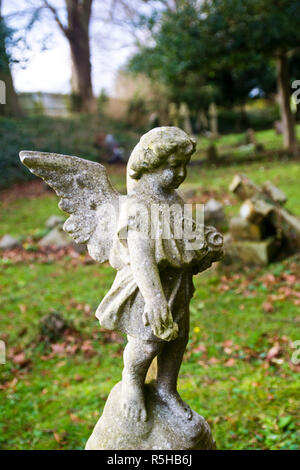 Angelo statua in St Mary's cimitero, Princes Risborough, Buckinghamshire, Chilterns, REGNO UNITO Foto Stock
