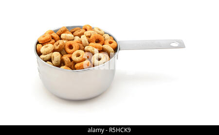 Cerchiature Multigrain cereali per la colazione in una coppa di misurazione Foto Stock