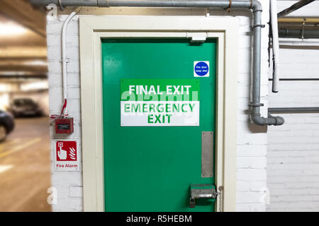 Finale di uscita di emergenza della porta verde parco auto Foto Stock