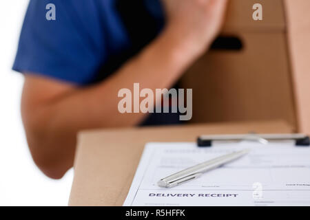 Corriere specializzato del servizio di consegna offre Foto Stock