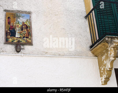 La pittura religiosa sul muro di una casa in collina del comune di Bernalda in Basilicata, Italia Meridionale Foto Stock