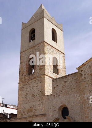 La torre della chiesa di fronte al castello della cittadina collinare di Bernalda in Basilicata, Italia Meridionale Foto Stock