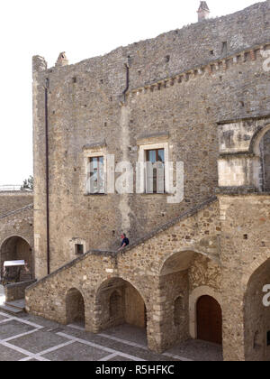 La cittadina collinare di Miglionico in Basilicata, Italia Meridionale Foto Stock