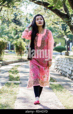 La ragazza di Chikankari Kurti da Zahba posa per la telecamera in una posizione di parcheggio. Foto Stock