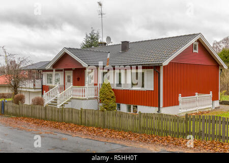 FLODA, Svezia - 21 novembre 2018: tipica rossa svedese di legno dipinte di casa indipendente Foto Stock