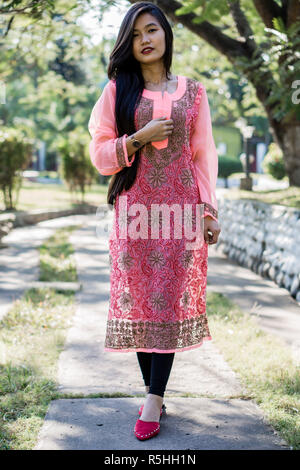 La ragazza di Chikankari Kurti da Zahba posa per la telecamera in una posizione di parcheggio. Foto Stock