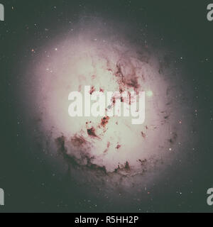 Gigante galassia ellittica NGC 1316 nella costellazione Fornax. Foto Stock