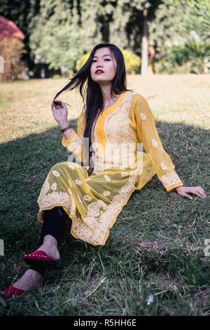 La ragazza di Chikankari Kurti da Zahba posa per la telecamera in una posizione di parcheggio. Foto Stock