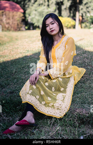 La ragazza di Chikankari Kurti da Zahba posa per la telecamera in una posizione di parcheggio. Foto Stock