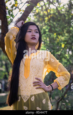 La ragazza di Chikankari Kurti da Zahba posa per la telecamera in una posizione di parcheggio. Foto Stock