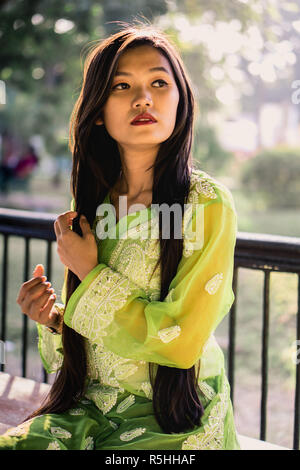 La ragazza di Chikankari Kurti da Zahba posa per la telecamera in una posizione di parcheggio. Foto Stock