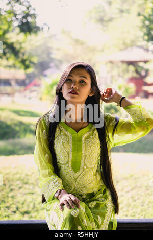 La ragazza di Chikankari Kurti da Zahba posa per la telecamera in una posizione di parcheggio. Foto Stock