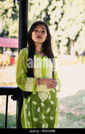 La ragazza di Chikankari Kurti da Zahba posa per la telecamera in una posizione di parcheggio. Foto Stock