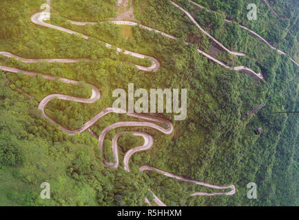 Funivia con avvolgimento e curve e strada di montagna Tianmen zhangjiajie national park, nella provincia del Hunan, Cina Foto Stock