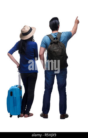 Vista posteriore della coppia asiatica che viaggiano insieme con i bagagli Foto Stock