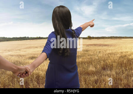 Traveler asian giovane turista tenendo le mani sul viaggio Foto Stock