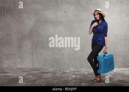 Traveler asian donna con cappello e valigia attorno a piedi Foto Stock