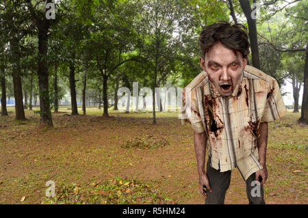 Ritratto di urlando asiatici uomo zombie Foto Stock