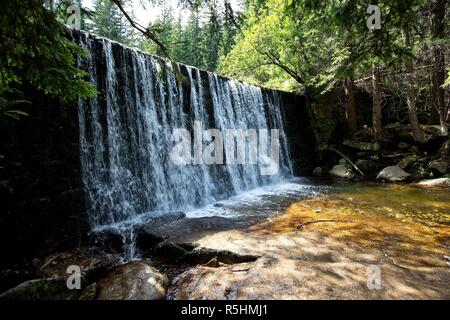 Wild cascata sul fiume Lomnica in Karpacz Foto Stock