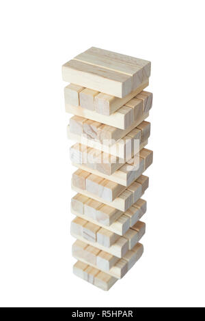 Una robusta torre di blocchi di legno isolato su sfondo bianco. Foto Stock