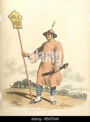 Un alfiere. Il Costume di Cina. Illustrato nelle quarantotto c. William Miller: Londra, 1805. Secondo il testo 'un soldato impiegato in un cuscinetto standard, o bordo dorato, su cui sono raffigurati i personaggi, che probabilmente visualizzare alcuni titolo dell'Imperatore". Il suo vestito è nankeen cotone, che è legato attorno alla vita con la imperiale o corpino giallo e le sue gambe sono cross-gartered: il suo cappello di paglia è la corona è coperto con una frangia di seta rossa. la sua spada come customery con il cinese, è usurato con l'elsa dietro". Immagine presa dal costume di Cina. Illustrato in quaranta-gie Foto Stock