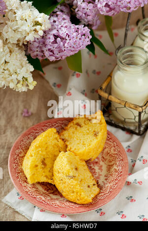 Muffin con un rabarbaro. messa a fuoco selettiva. Stile rustico Foto Stock