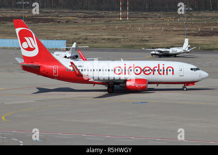 Il tedesco Air Berlin Boeing 737-700 con registrazione D-ABLB rullaggio per la pista 14L. Air Berlin presentato istanza di fallimento il 15 agosto 2017. Foto Stock