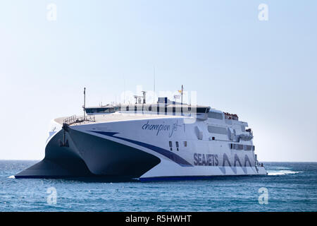 MYKONOS, Grecia - 2 Settembre 2018: un catamarano di aliscafi e navi traghetto si avvicina al porto di Mykonos isola e si prepara per il docking. Foto Stock