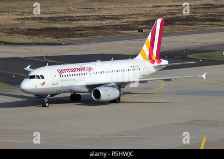 Germanwings Airbus A319-100 con registrazione D-AGWH rullaggio al terminale. Foto Stock