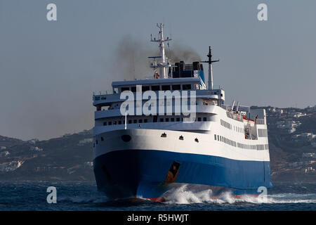 Il traghetto naviga verso un isola greca del Mare Egeo, vista frontale, Agosto 2018 Foto Stock