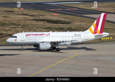 Germanwings Airbus A319-100 con registrazione D-AKNL rullaggio al terminale. Foto Stock