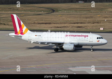 Germanwings Airbus A319-100 con registrazione D-AKNL rullaggio per la pista 14L. Foto Stock