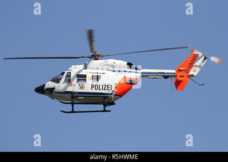 MBB BK117C-1 elicottero del tedesco della Renania settentrionale-Vestfalia la polizia con registrazione D-HNWO di pattuglia. Foto Stock