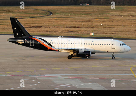 Titan British Airways Airbus A320-200 con registrazione G-POWI rullaggio per la pista 14L. Foto Stock