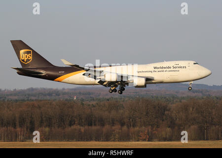 UPS Boeing 747-400F con registrazione N572fino in corto finale per la pista 14L di Colonia Bonn. Foto Stock