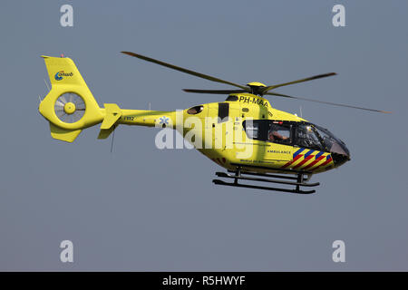 ANWB Aria medicale assistenza Eurocopter EC-135T2+ con registrazione PH-MAA uscire dopo la manutenzione a Bonn Hangelar Aeroporto. Foto Stock