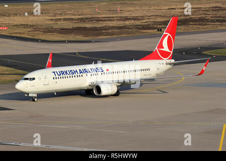 La Turkish Airlines Boeing 737-800 con registrazione TC-JFU rullaggio al terminale. Foto Stock