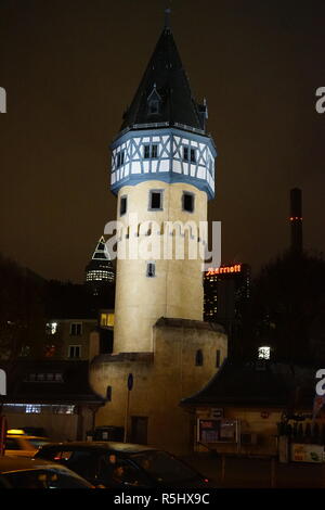 Bockenheimer Warte bei Nacht, Frankfurt am Main, Deutschland Foto Stock