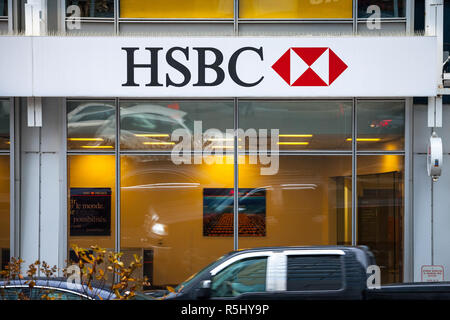 MONTREAL, Canada - 5 Novembre 2018: il Logo della banca HSBC, sul loro ramo principale di Montreal con vetture di passaggio. HSBC è una banca britannica diffusione Mondo Foto Stock