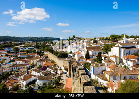 Obidos, Portogallo - 21 Settembre 2018 : entro le mura del borgo storico nel centro del Portogallo le strade strette e case colorate Leir Foto Stock