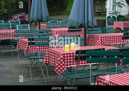 Due grandi brocche di birra su di un giardino della birra tabella Foto Stock