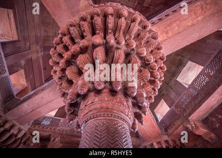 Il Pilastro Del Trono Nel Diwan-I-Khas, Il Forte Di Fatehpur Sikri, Uttar Pradesh, India Foto Stock