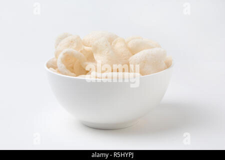 Un bianco ciotola di cracker ai gamberi Foto Stock