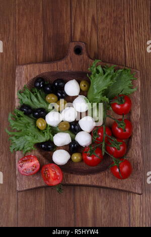 Mozzarella con olive, pomodori e lattuga Foto Stock