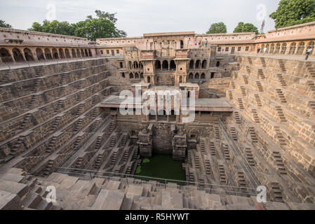 Chand Baori si trova nel villaggio di Abhaneri, Rajasthan, India Foto Stock